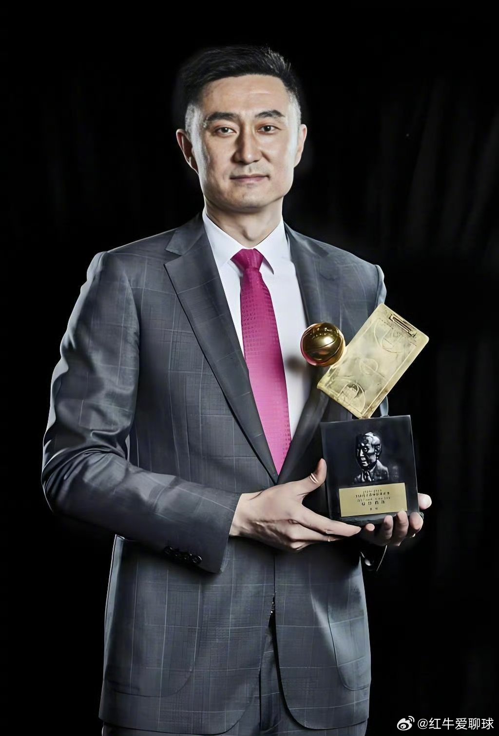 据我所知，杜锋下赛季将不再担任广东宏远队主教练，接下来一年会休整一下，毕竟过去几