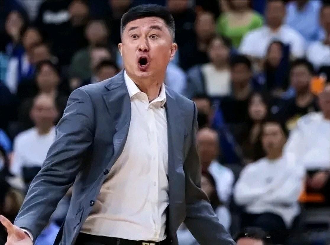 CBA下赛季缺少三大看点，广东队损失最严重。
   一杜峰，杜峰下赛季不再执教广