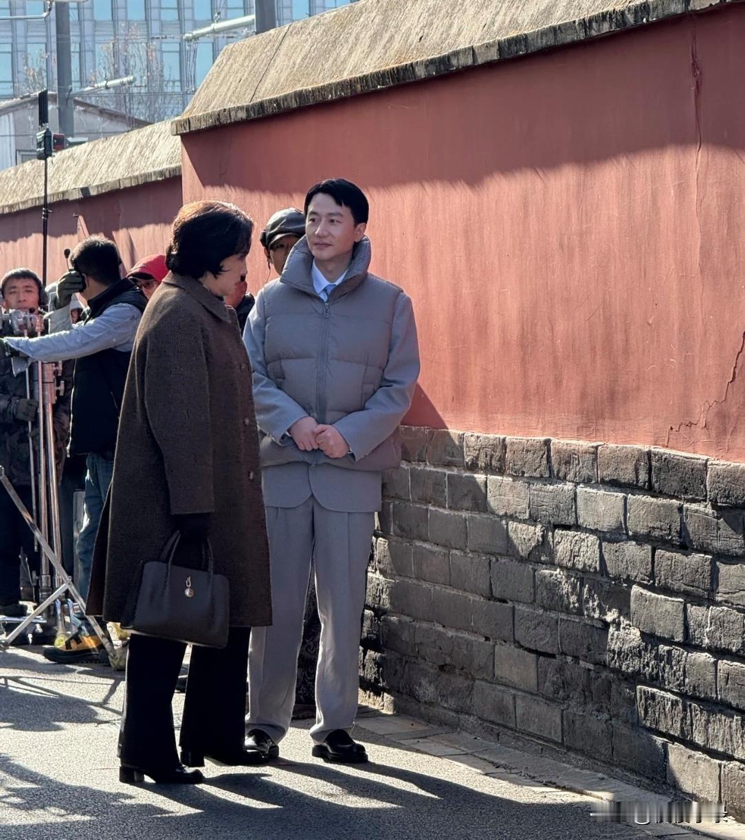 40岁黄轩在北京二环拍戏被偶遇，他打扮好绅士，身材高挑笔挺，真的挺帅气的！[赞]