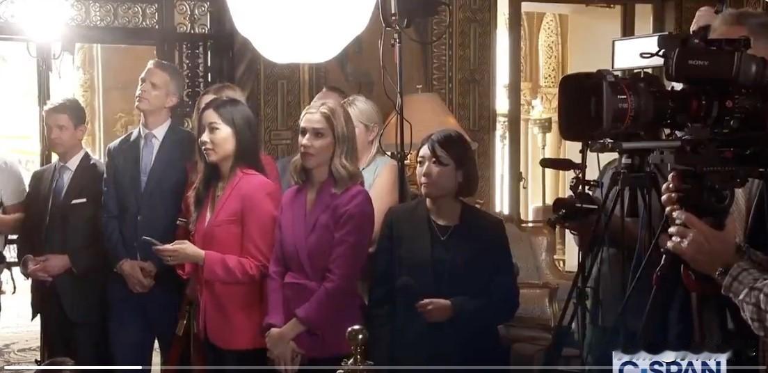 最新消息：川普在发布会上表示，联邦政府确切地知道无人机在做什么，并表示“有些奇怪