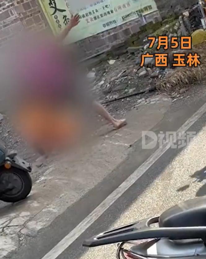 【，警方：环卫工没事，还在调查】7月5日，广西玉林。网友发视频称，东成派出所门口