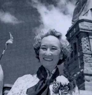 1973年，58岁的郑念拒绝出狱，她需要一个道歉。突然，暴跳如雷的监狱长，狠狠地