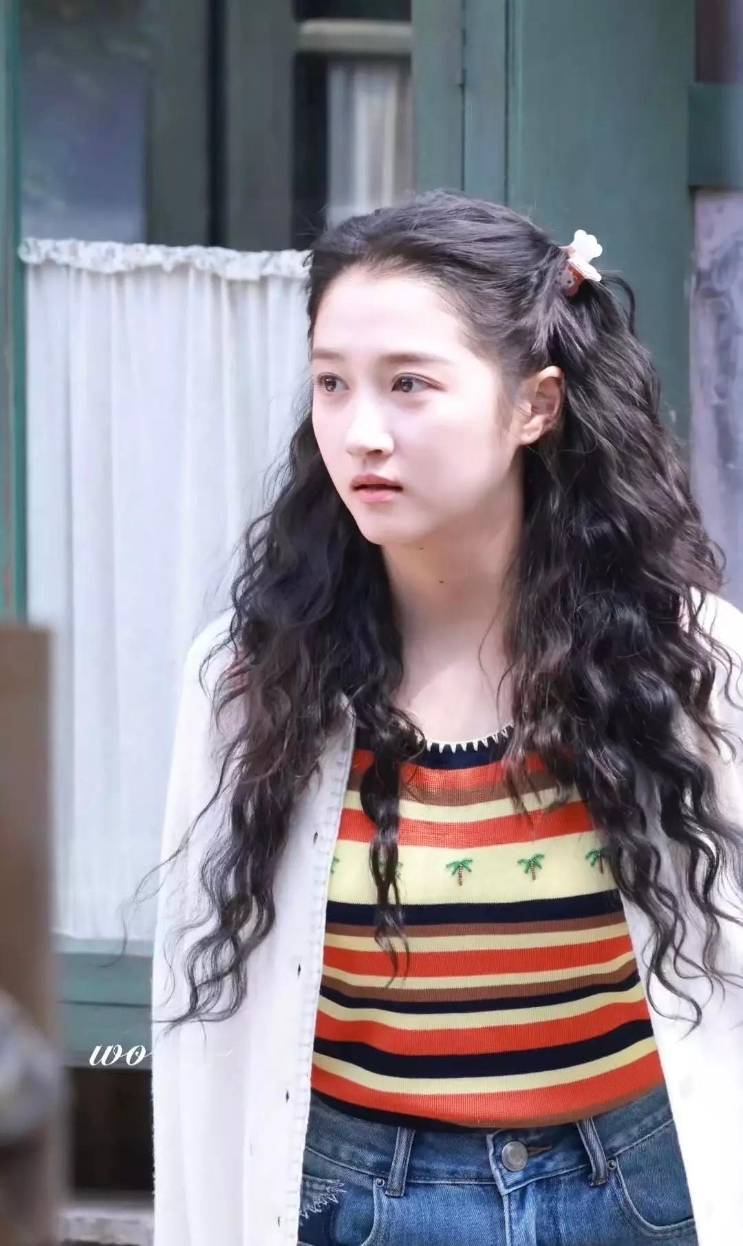 关晓彤最新耀眼路透生图怎么样？这个耀眼大事很妙啊！ ​​​
