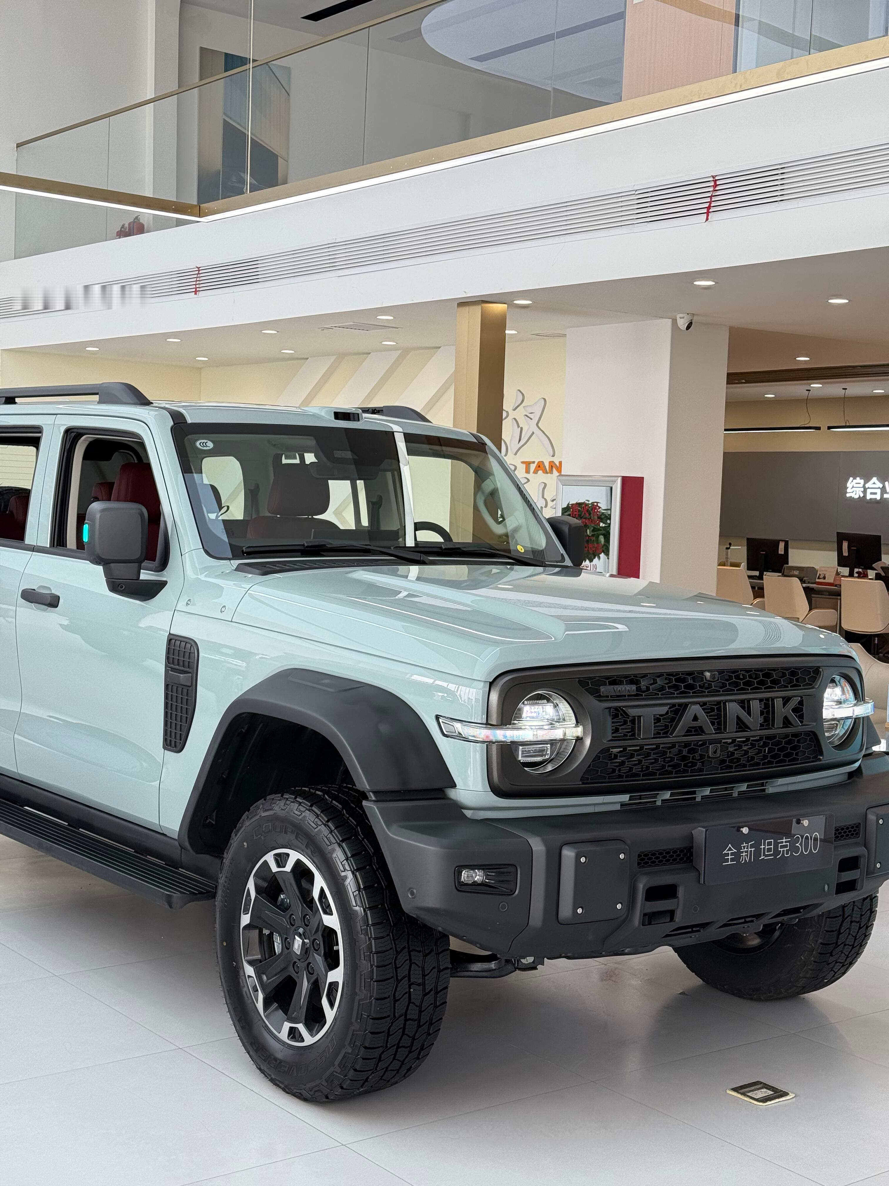 坦克300在动力上没玩虚的这次提供了两套插混和2.0T、3.0T的选项，基本上覆