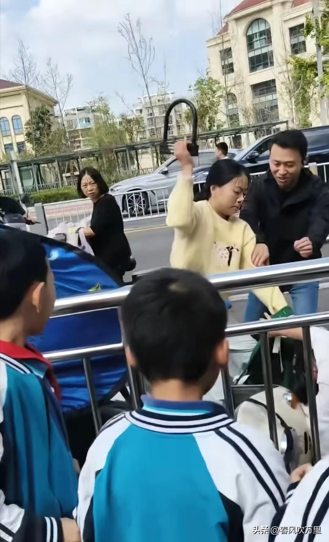 拿U型锁打人的黄衣服宝妈下手真的太狠了，视频看一下接一下的专往脑袋上打。

其实