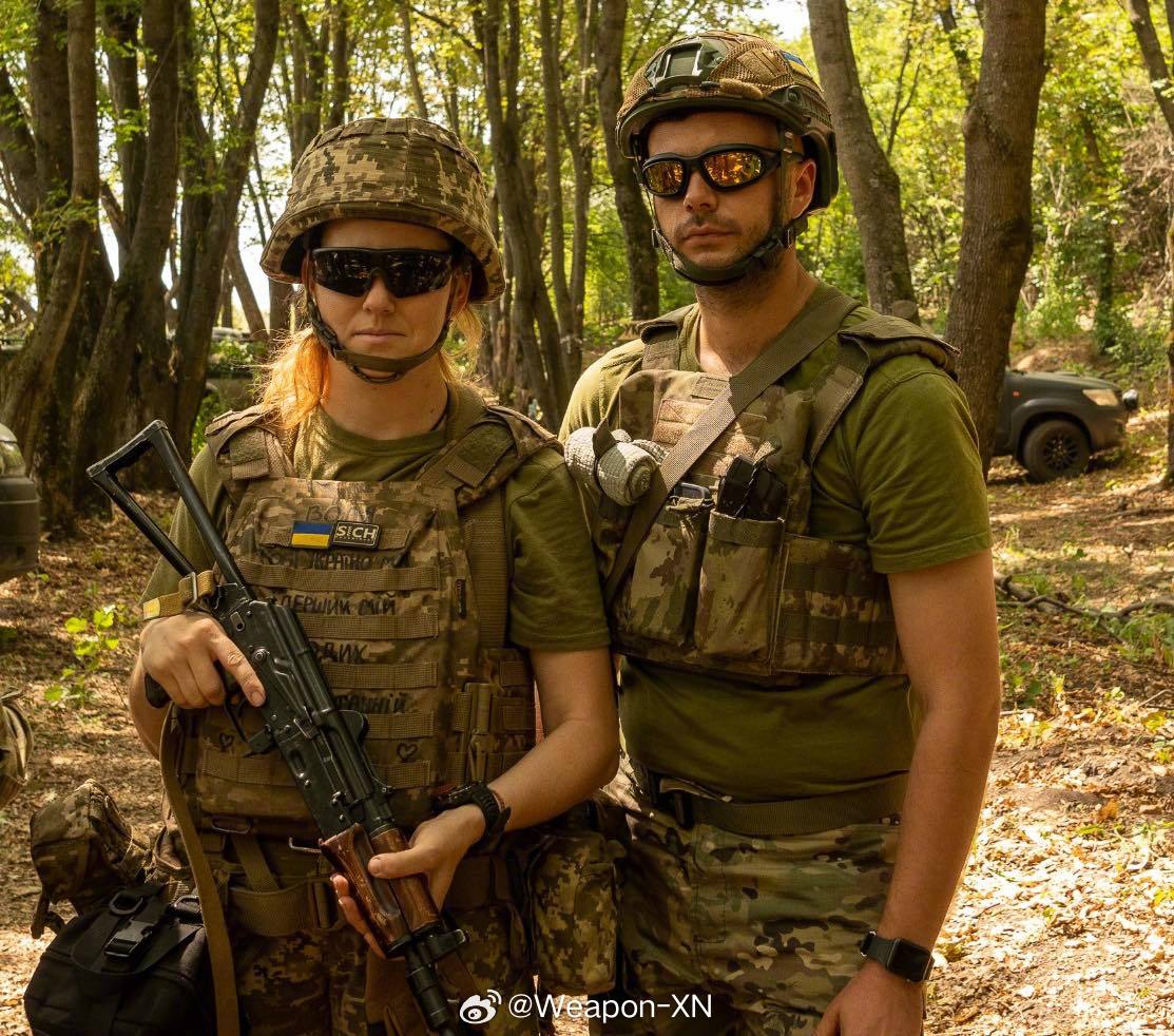#兵器影像[超话]##俄乌局势新进展# 乌克兰第 4 坦克旅军人使用AKS-74