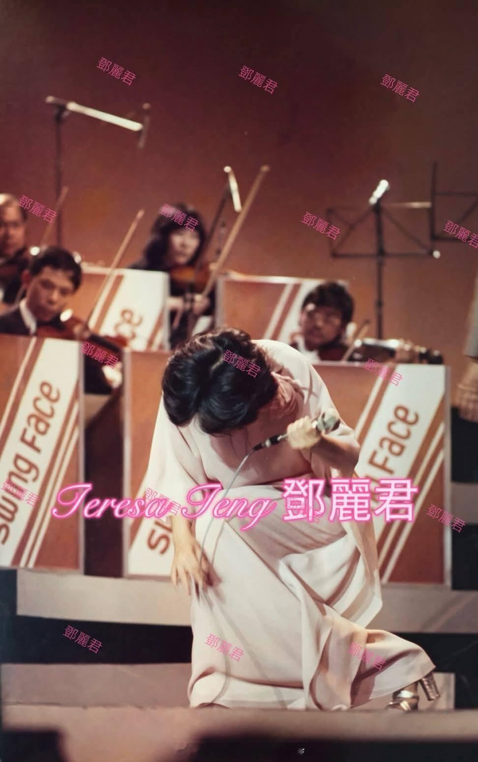 1976年3月27日，利舞台初登场。“多谢各位！”（FB）邓丽君邓丽君[超话]利