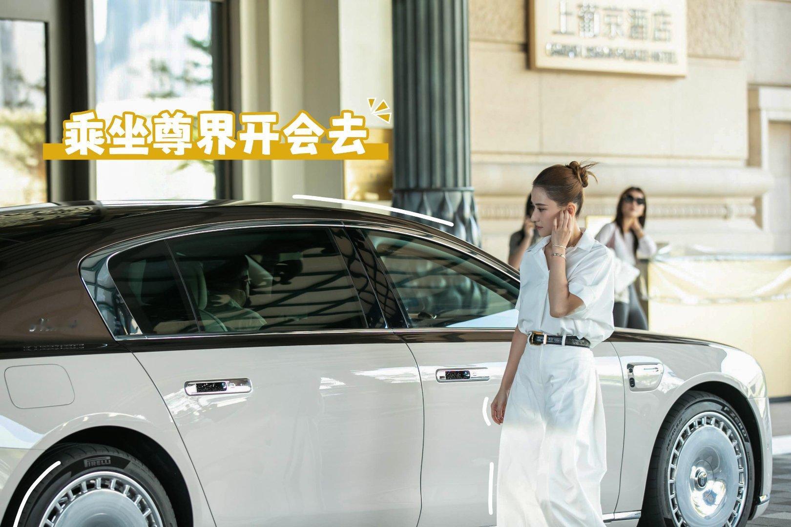 这气场，车和人很配[doge]何超莲这下车姿势太飒了豪门家宴的隐形排场 。 ​​