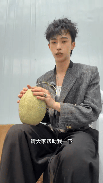 五十公里桃花坞恩利在桃花坞认了个哈密瓜当孩子被恩利的天真戳到！在节目里捡到一个“