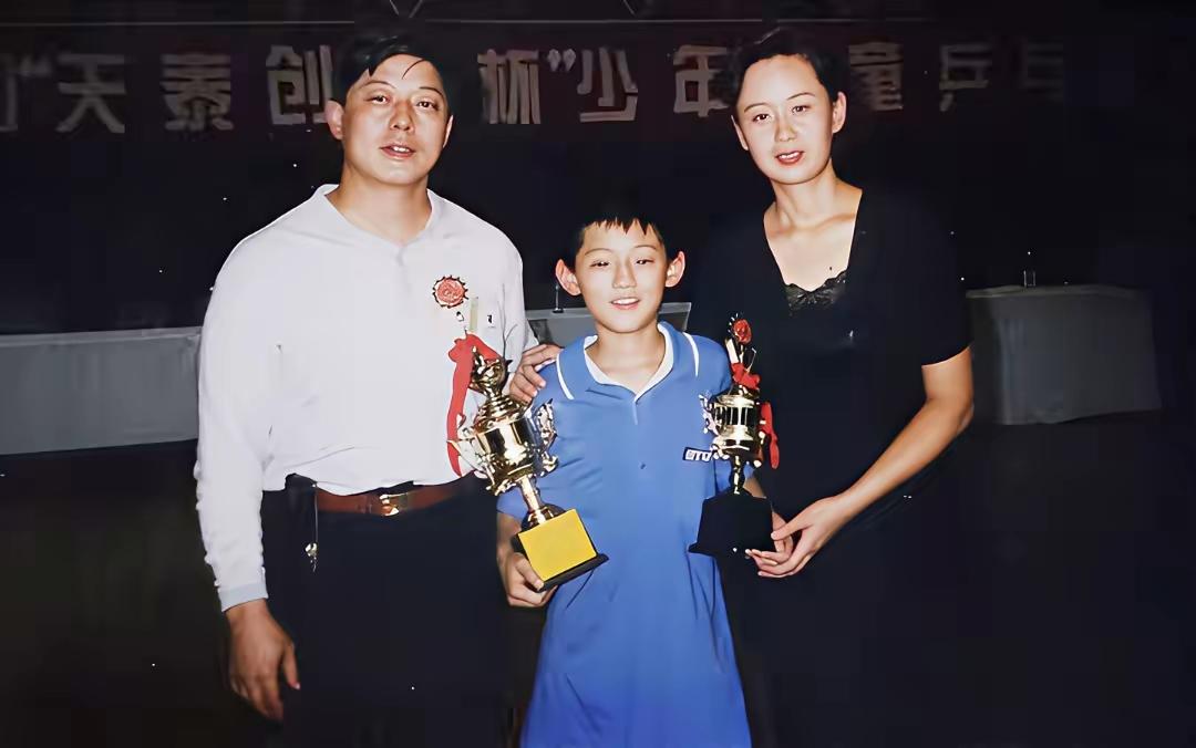 张继科的妈妈年轻的时候长得这么漂亮吗？难怪张继科长得这么帅气
原来这小子小时候还