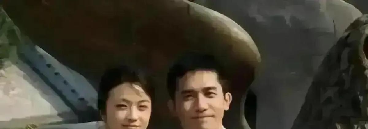 李安拍《色戒》时，用胶带护住汤唯的关键部位，旁边还站着女性工作人员盯着。
这听起