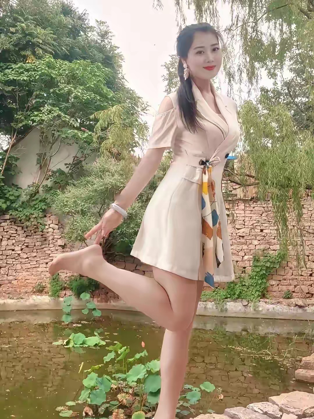 那些以为会很漫长的十年八载，终究成了指缝间握不住的流年。 
