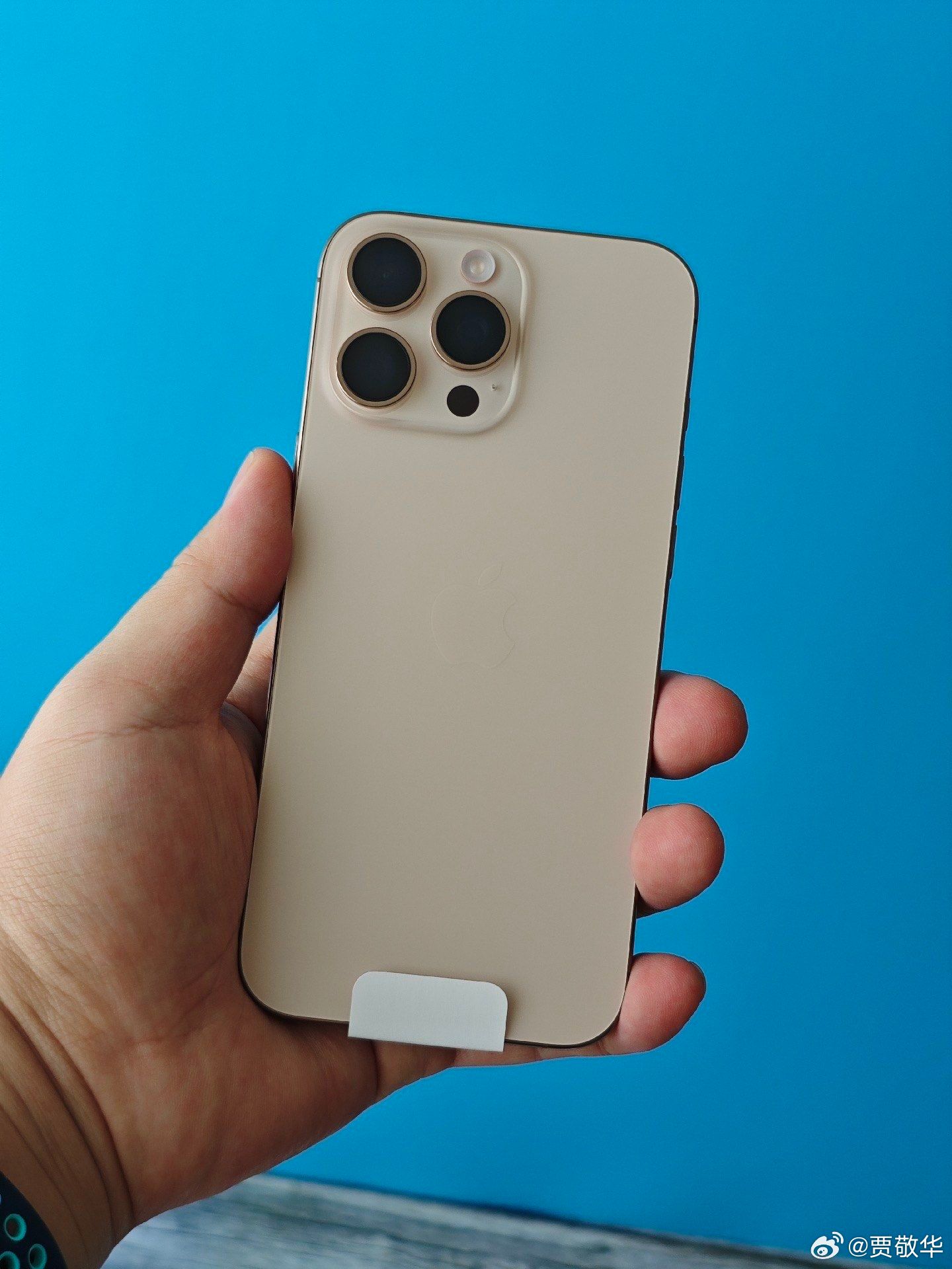 昨天跟几个手机卖场的老板聊天，他们说春节后销量前三的手机品牌是苹果、华为和荣耀，