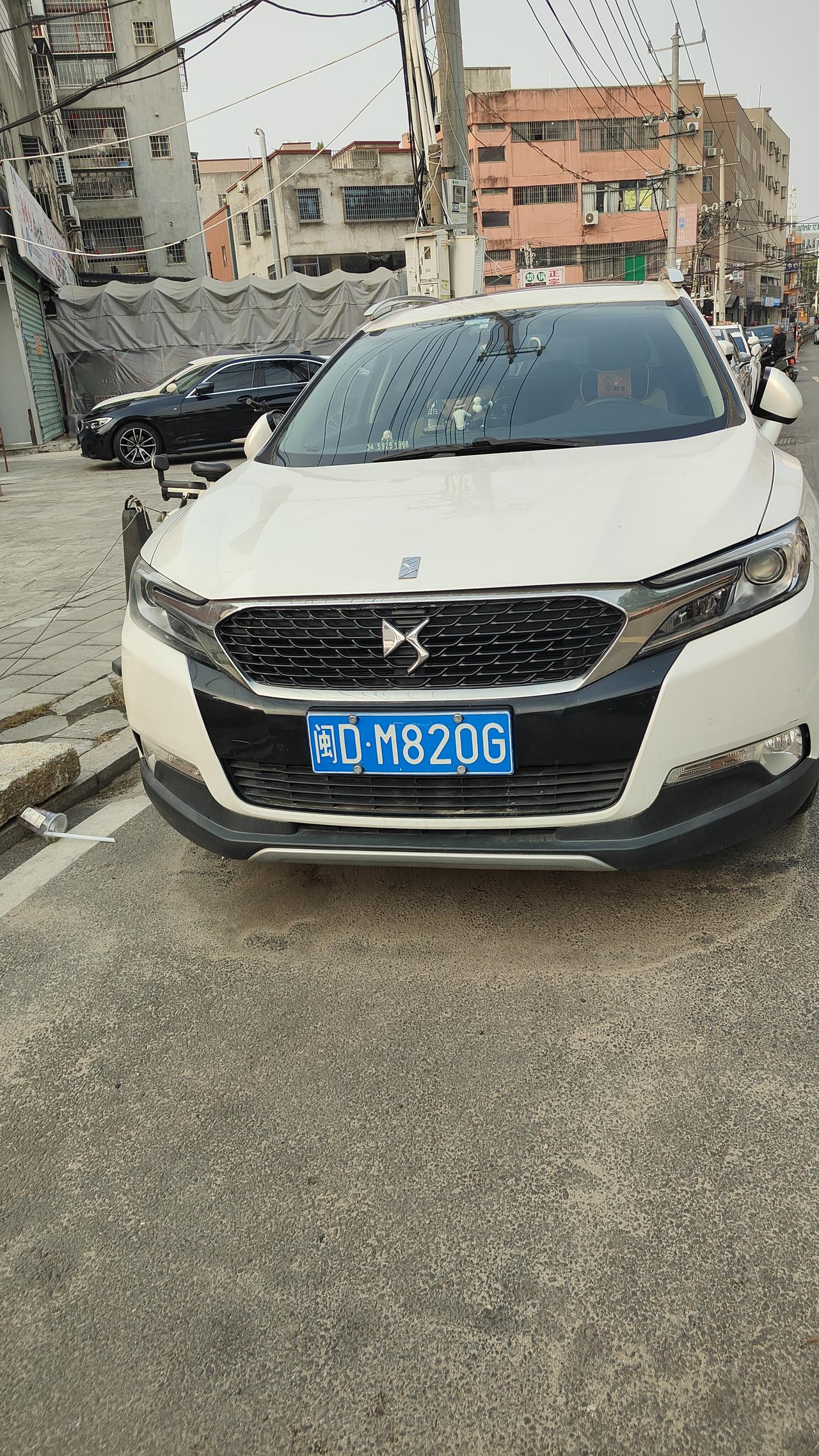这个车标很奇怪
这是什么牌子车🚗