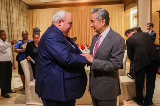 中国不会军援俄罗斯，也不会军援任何国家。如果西方逼急了中国，中国索性直接拿下台湾