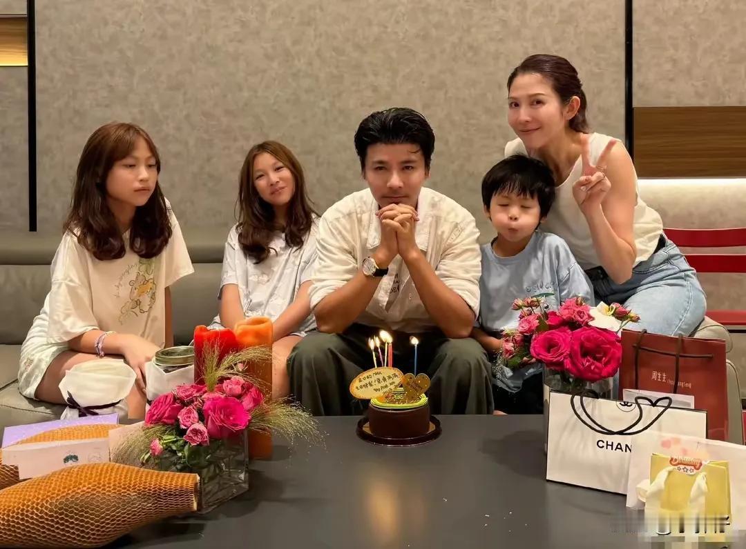 张晋拉低了孩子的颜值，两个闺女青春年少，但是还是被亲妈蔡少芬稳稳“艳压”。

蔡