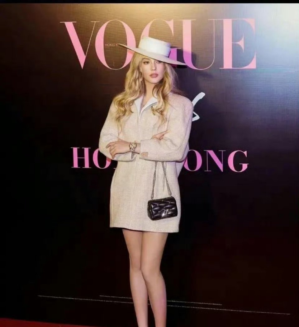 谷爱凌在香港参加活动，美的像个洋娃娃，完全是欧美名媛的打扮 