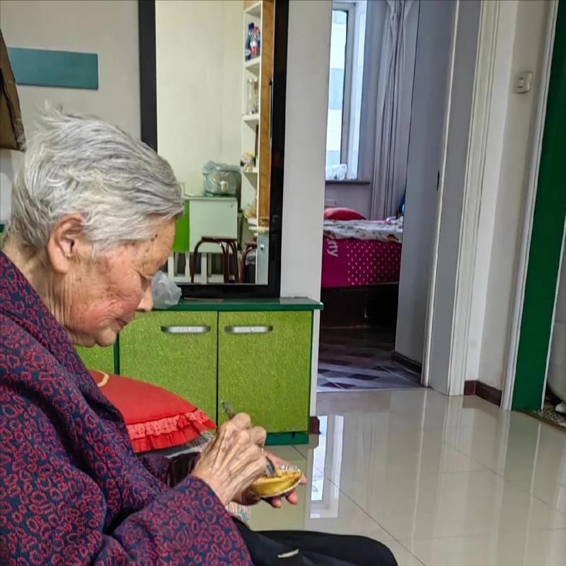 “人老了太可怜了！”6月14日，湖北恩施，90岁老太生了2儿2女，她和老伴立下协