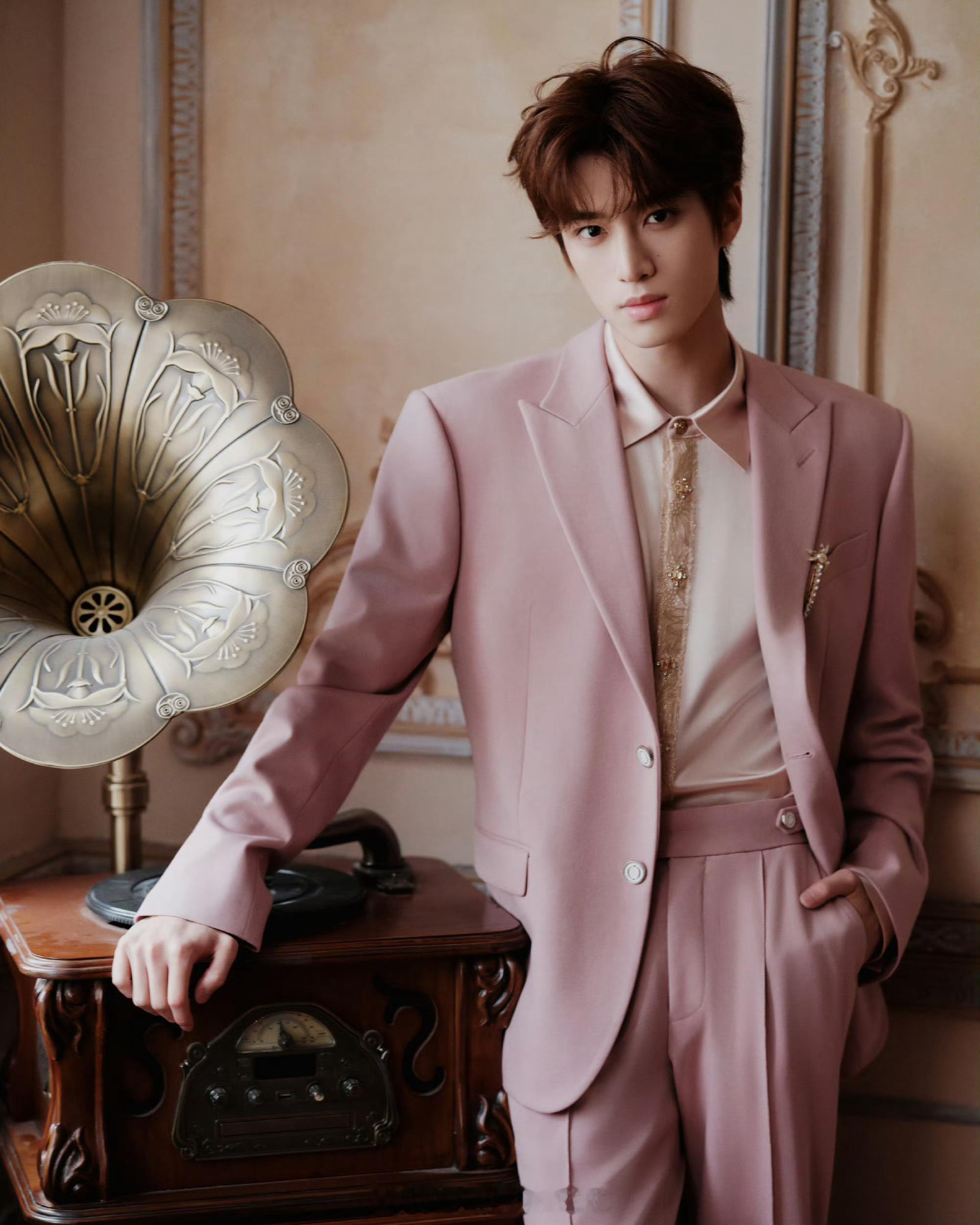 张康乐好帅张康乐粉色西装造型张康乐卷发粉色西装造型