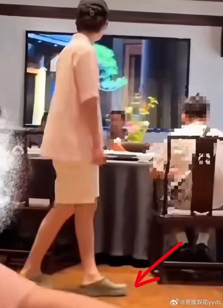 他为啥日常穿得拖鞋跟都这么高 