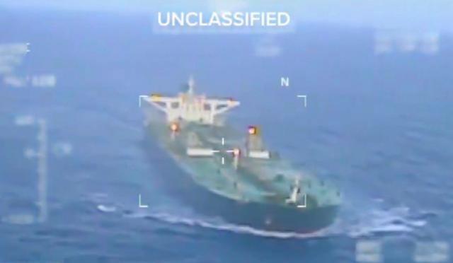 美舰不敢拦截，一艘俄罗斯油轮顺利驶入委内瑞拉，美不怕中方却惧俄罗斯？

2025