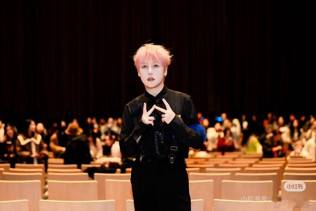 刘维拉宏桑低山臭水遇知音刘维作为歌手很有实力，做直播风趣幽默，可以多来点哈 