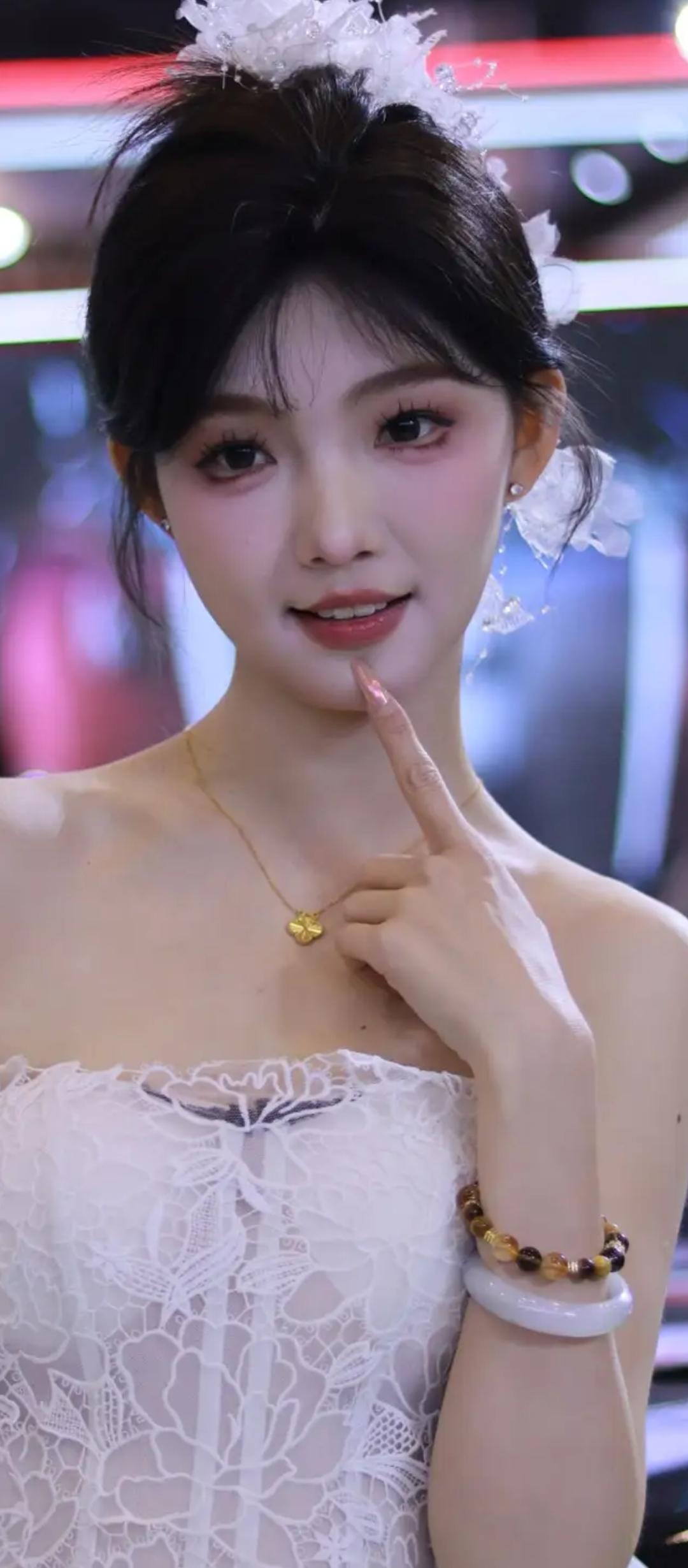 优雅白裙少女，精致妆容，梦幻氛围。