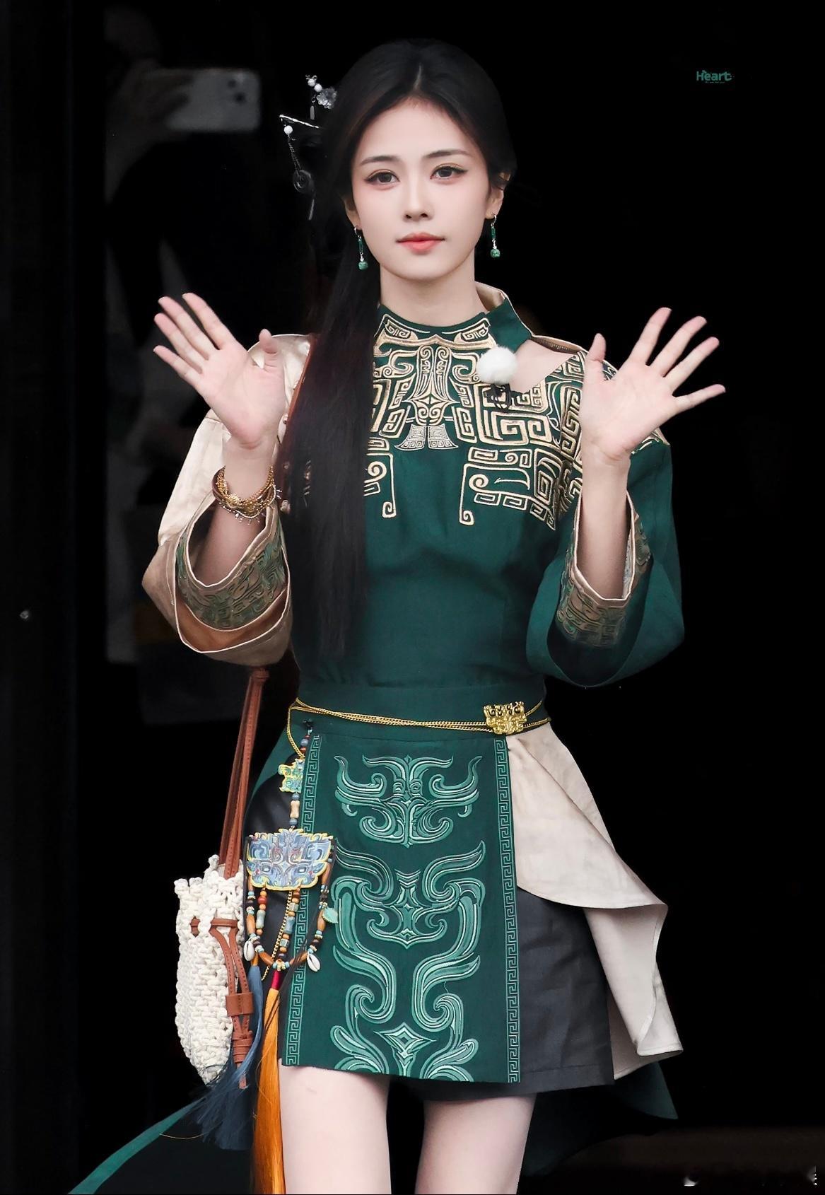 白鹿李昀锐是李晨让牵的真的没看懂这波跑男的风向莫名其妙 白鹿就开始被黑人家上综艺