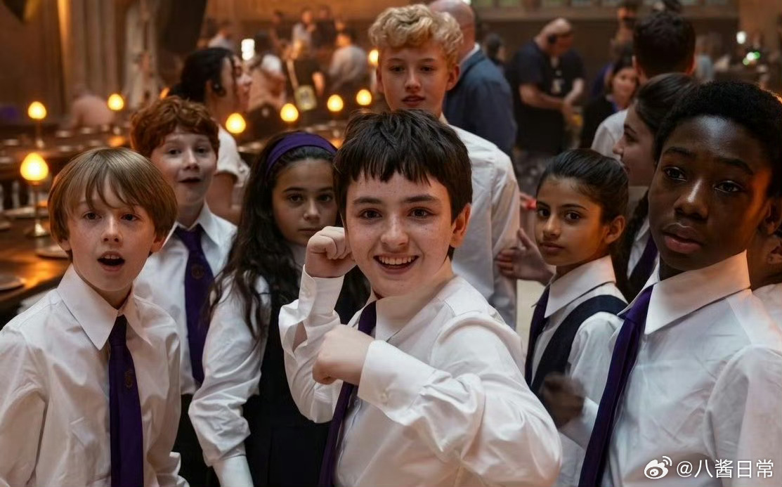 哈利波特三小只哈利、赫敏、罗恩和马尔福、纳威同框剧照 