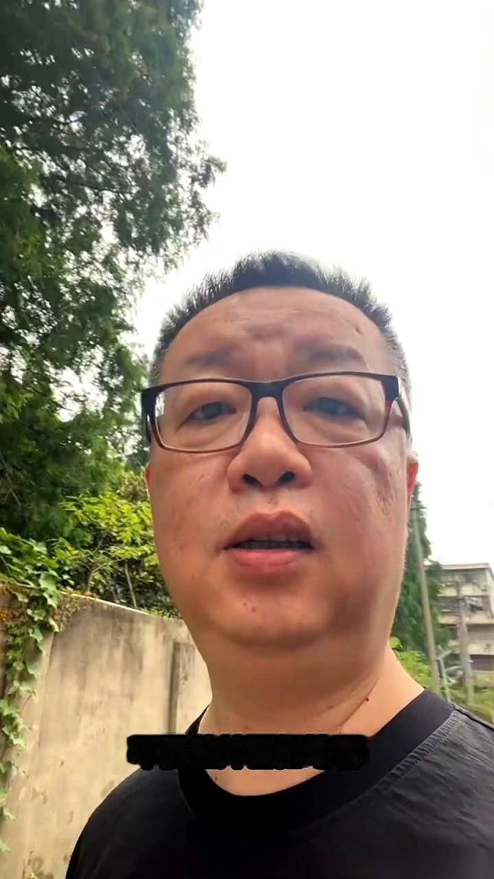清晨六点，街上雾气还没散。老李杂货铺的门吱呀一声开了，新来的小伙子小张，拿起扫把