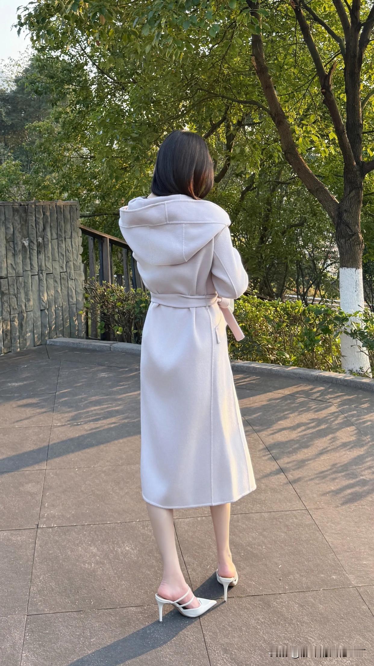 秋日里，白色连帽外套搭配长裙，简直是时尚标配！白色外套干净纯粹，连帽设计又增添了