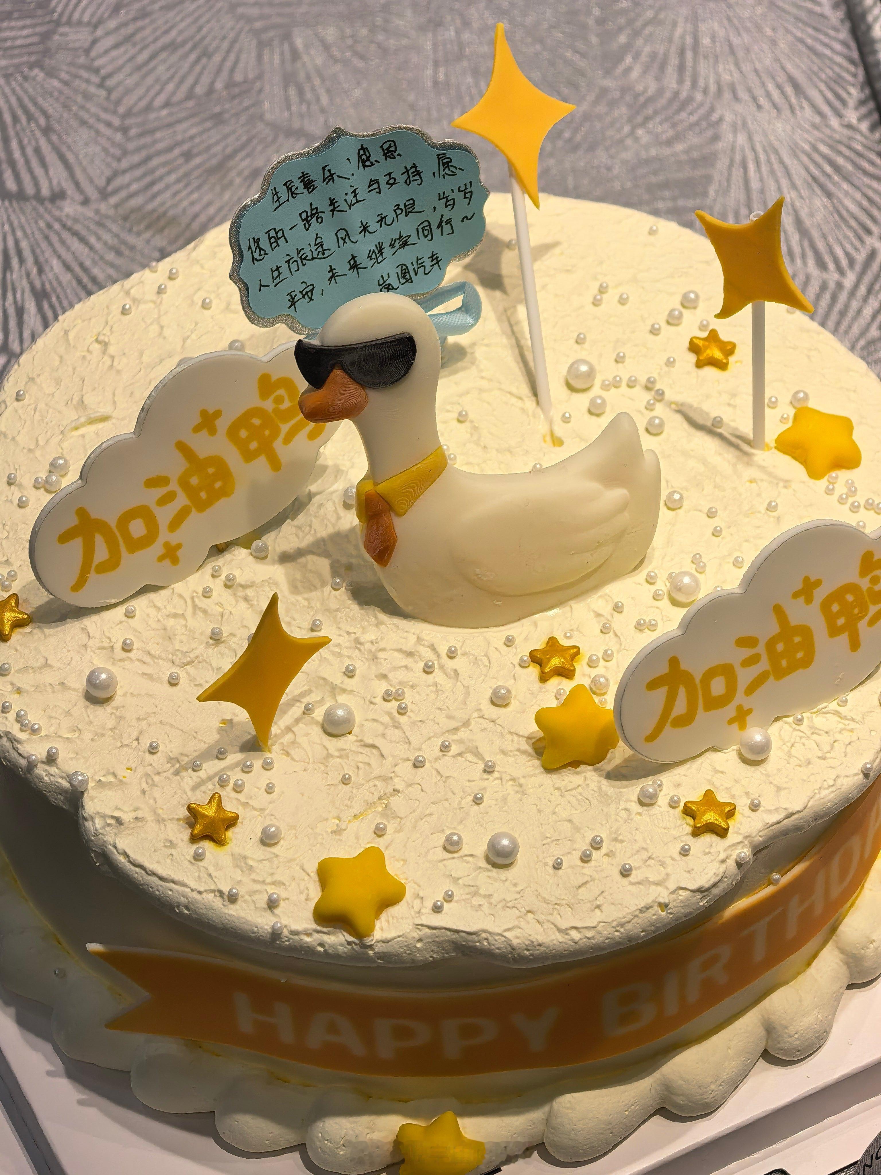感谢的生日蛋糕。特别贴心～ 生日当天在美国 岚图工作人员就联系我啦！ 我还问美国