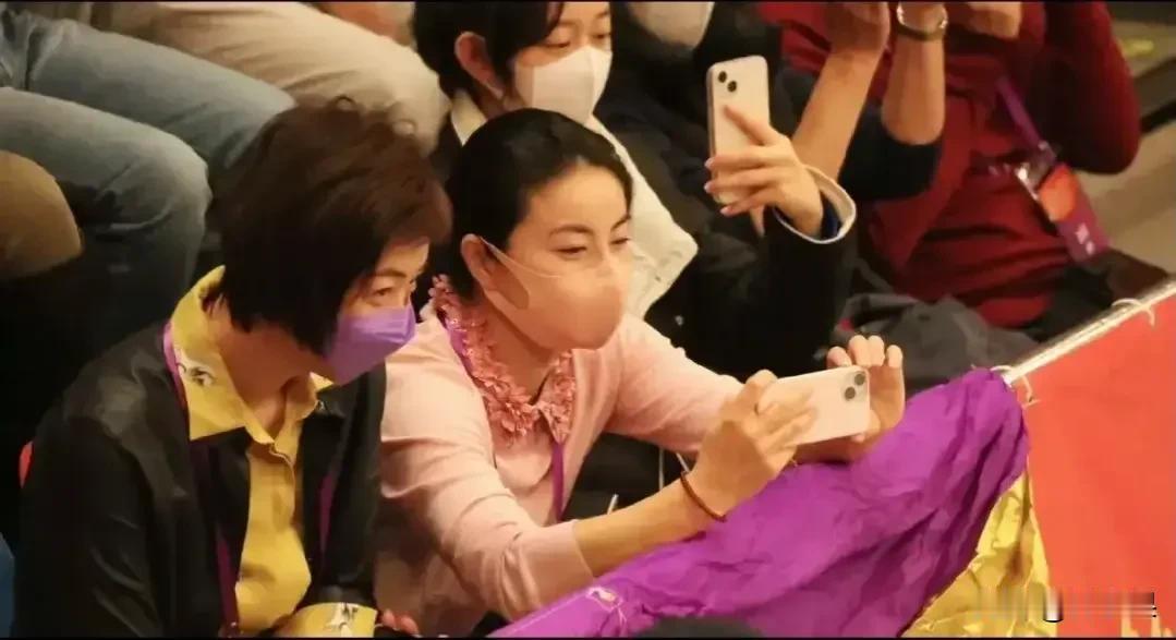 郭晶晶居然也犯花痴！她一袭粉色T恤配黑色马尾辫，美成少女。一脸花痴为帅哥拍照，犹