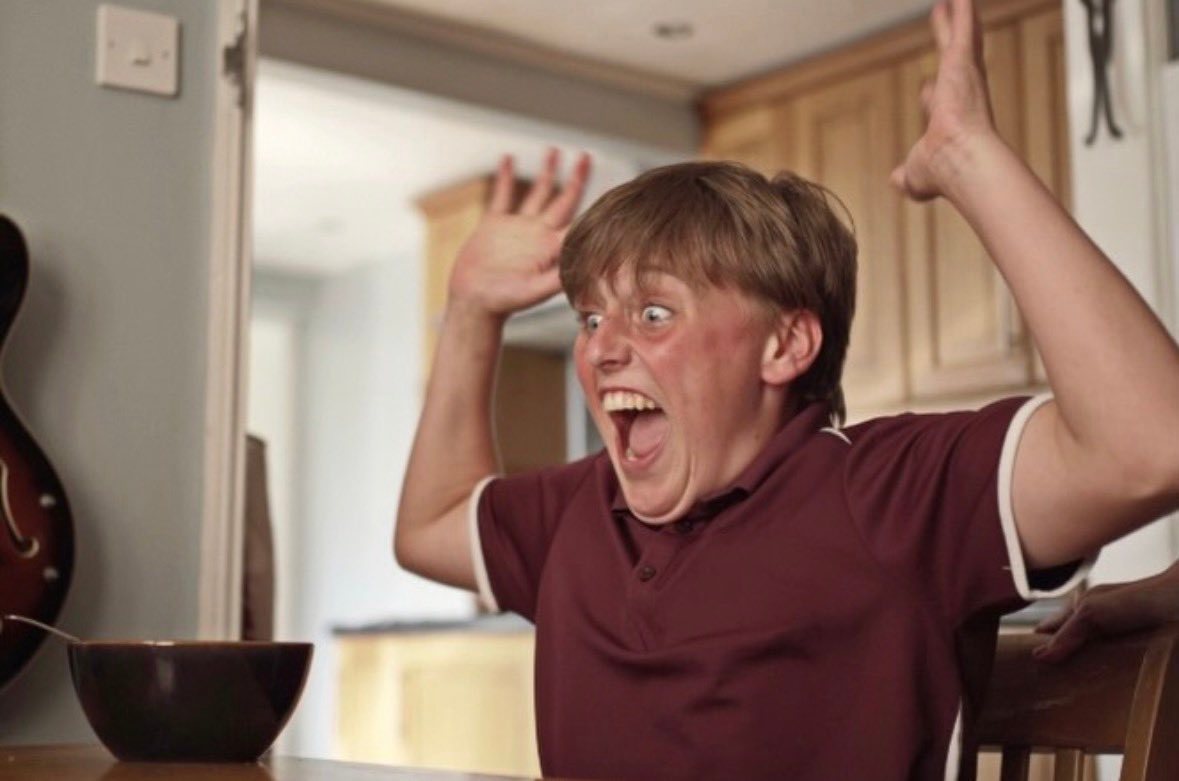 阿莫斯·基特森分享了一张得知自己被选中在剧版《哈利·波特》中扮演达力·德思礼时的