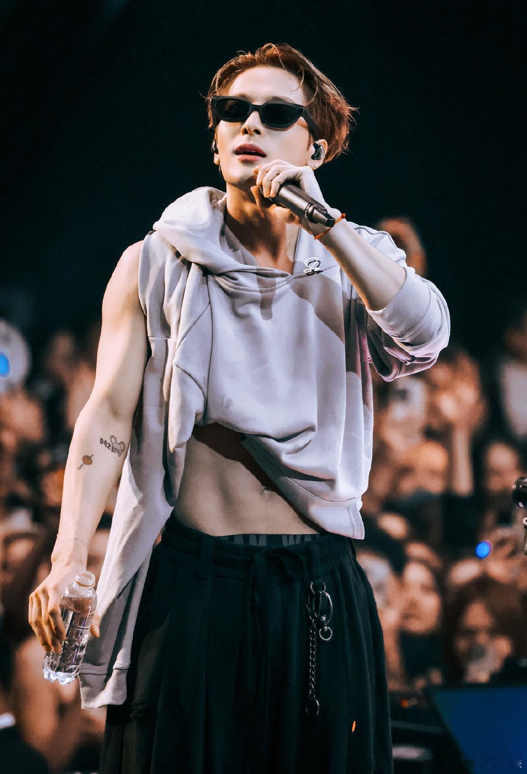 时尚与可爱融合，颜值征服巴黎，小表情是最大亮点。 