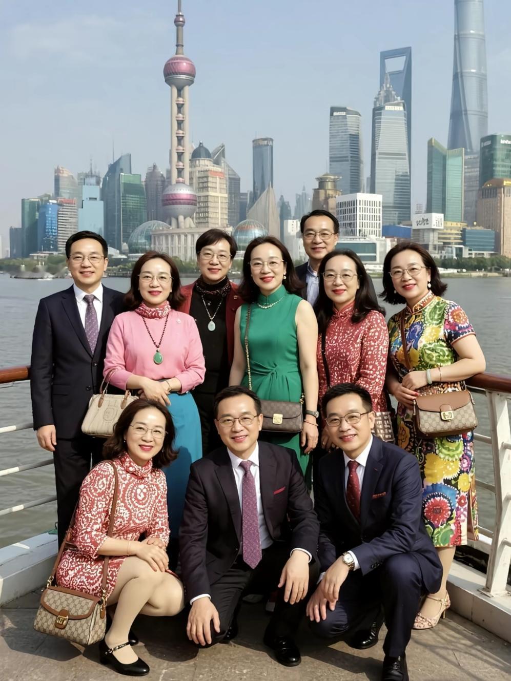 这一家人颜值都很高。
女的容貌很眼熟，男的看着也像认识的人。
这张合影，记录了跨