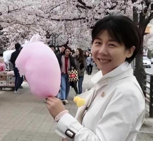 1999年湖北687分文科女状元戴柳，被父亲偷改志愿错失北大，戴柳下定决心从此在