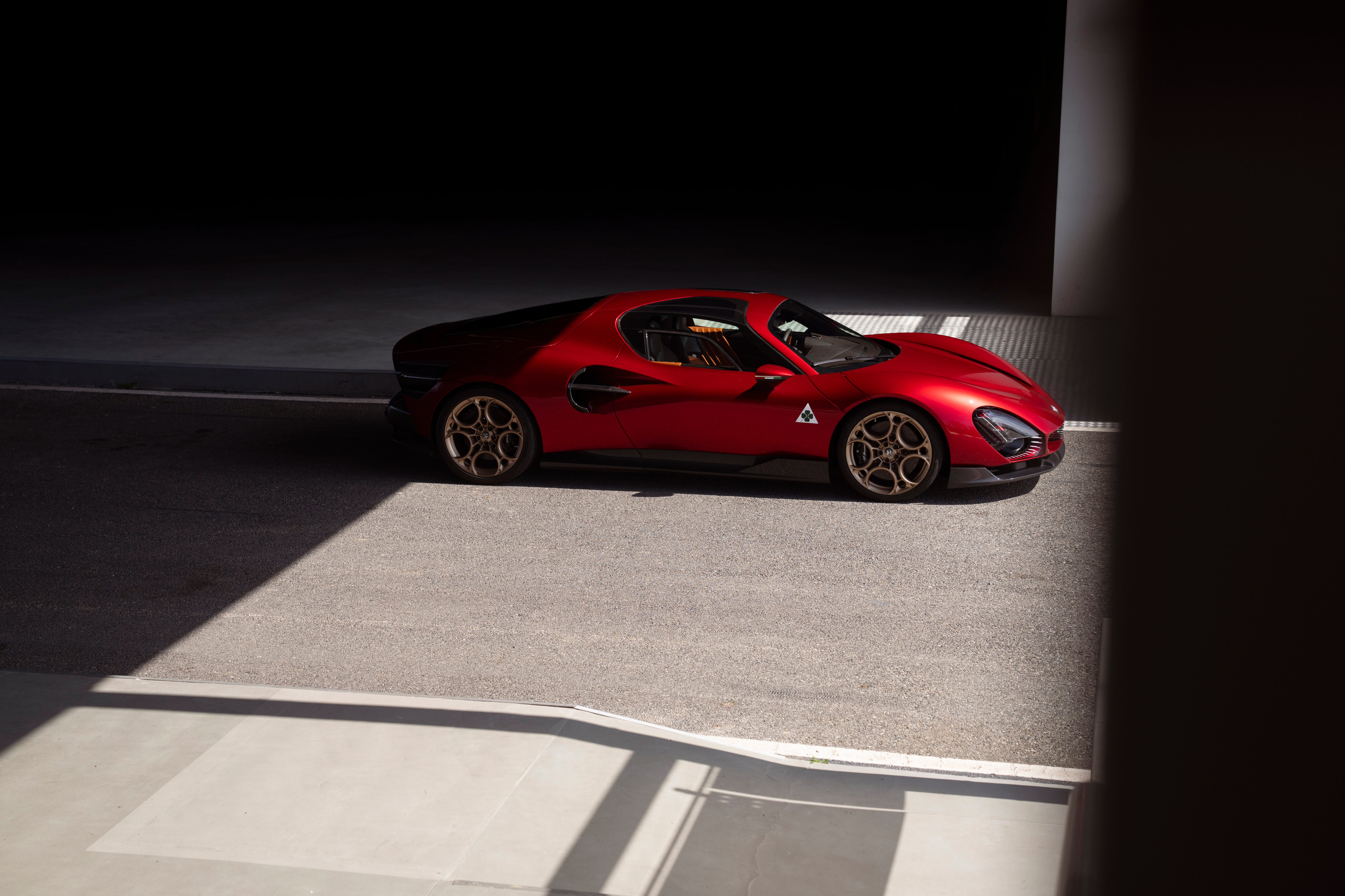 Alfa Romeo 33 Stradale阿尔法·罗密欧 这个设计是不是绝美？