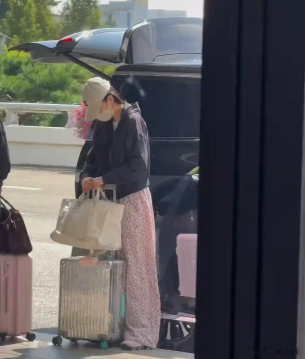 首尔机场偶遇angelababy首尔机场偶遇angelababy！网友首尔机场偶