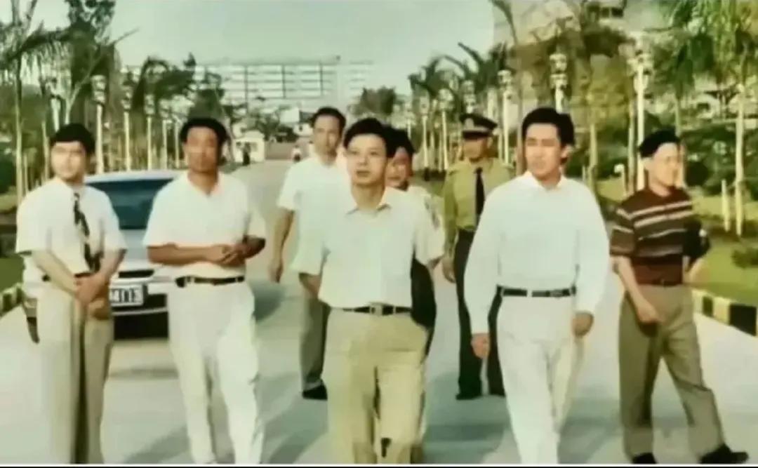 这是1995年，许家印陪同他的老板，视察一个楼盘的时候，留下的老照片，当时的他年