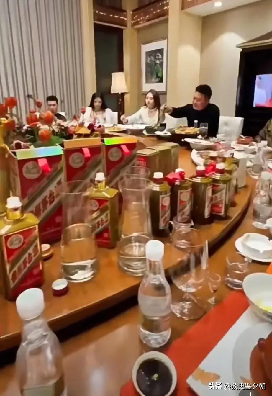 深圳一位56岁女富婆宴请46位老同学吃饭，点了5桌美食，连开16瓶05年的茅台，