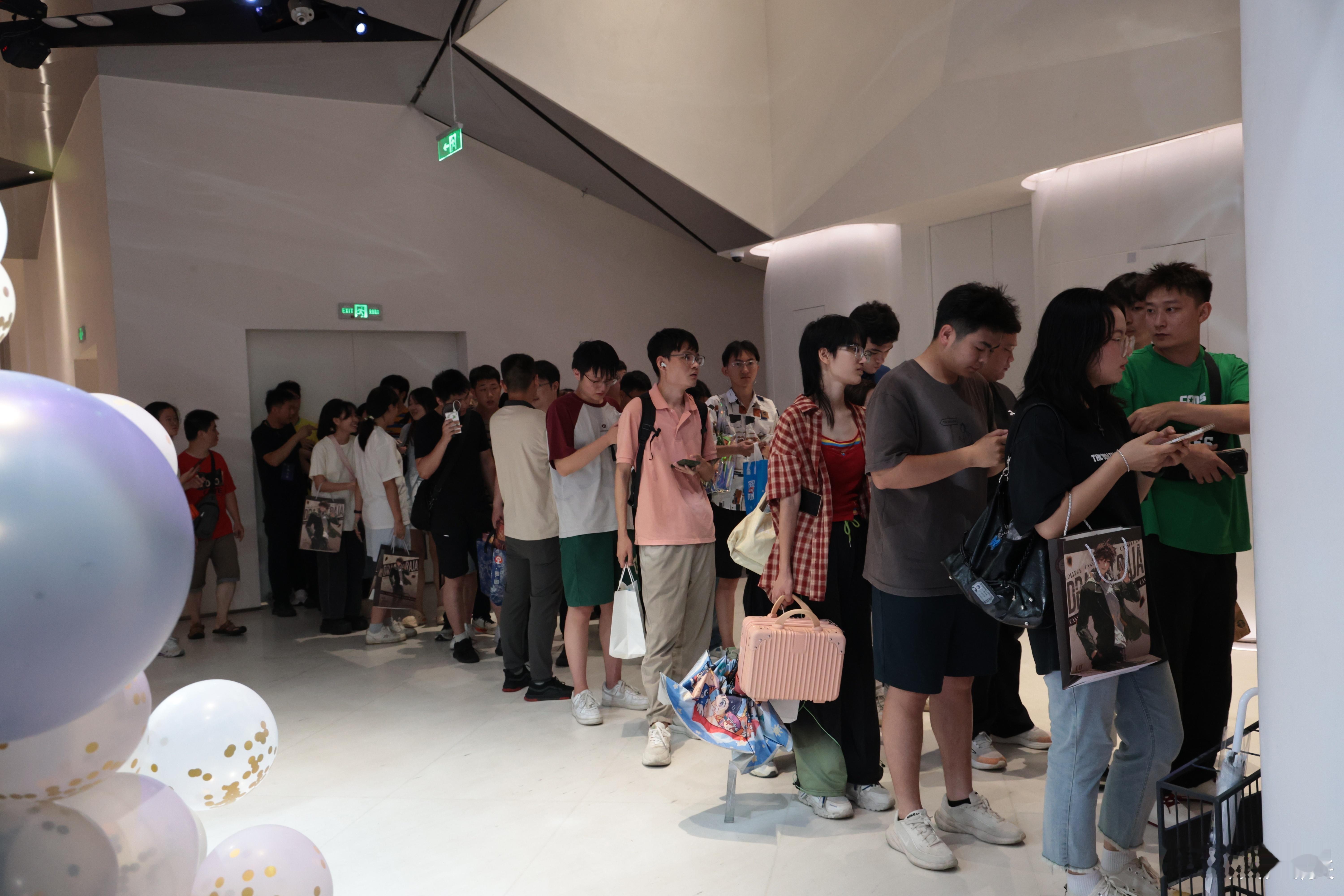 路明非生日好多人啊上海今日被路明非承包了！庆生现场超热闹，动画经典取景地打卡不停
