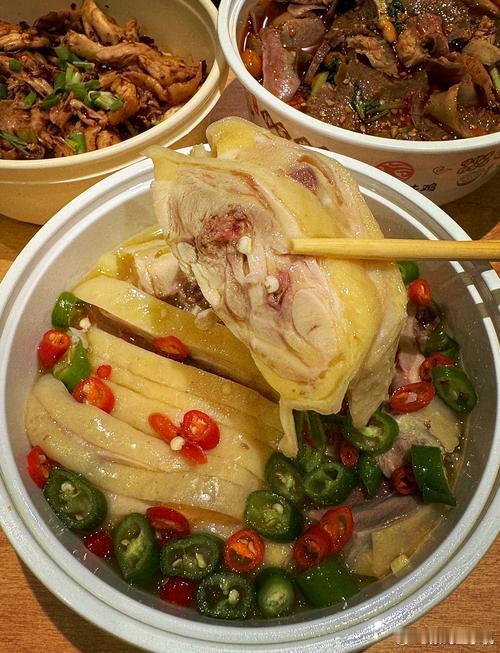 紫燕百味鸡店员偷减牛肉被抓现行不是吧，这个现在单价这么高了还要偷？味道我是挺喜欢