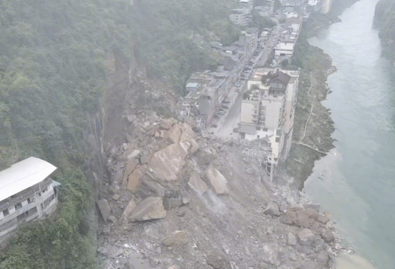 #烟花仓库爆炸引发山体崩塌是谣言#【两人编造“烟花仓库爆炸引起重庆彭水山体崩塌”
