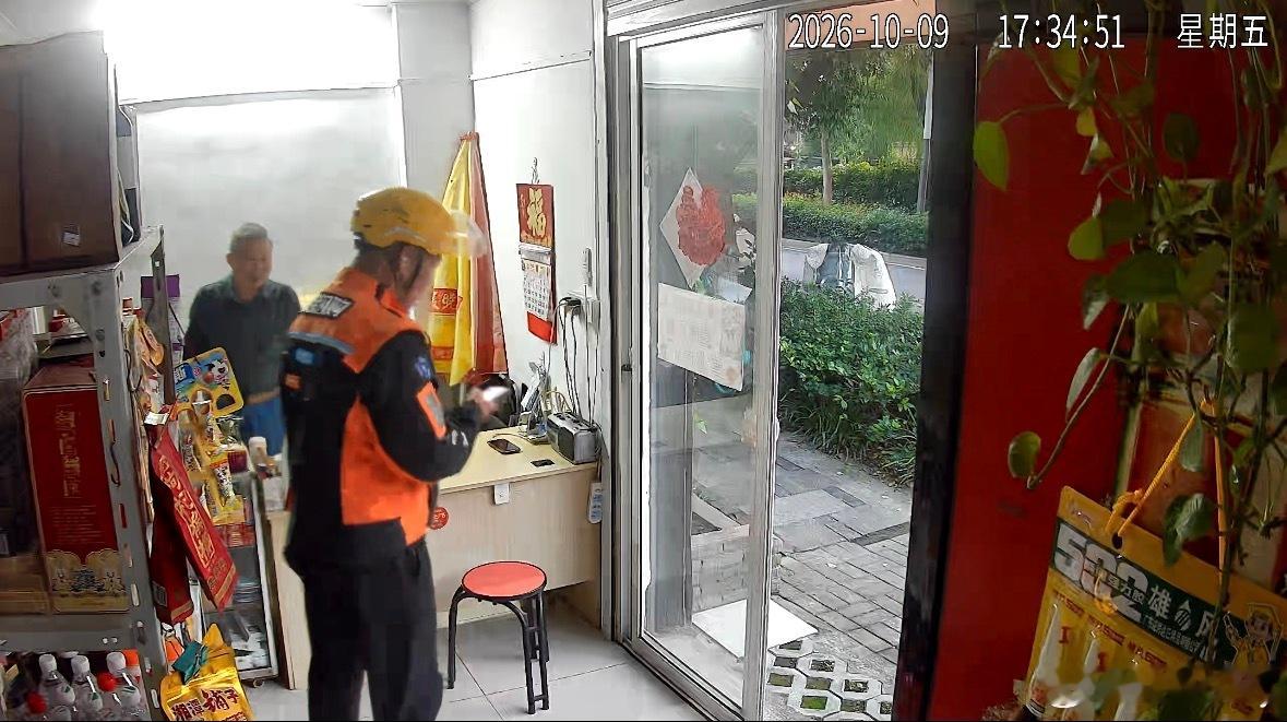 分享一件AI改变生活的小事。家里经营一间小超市，昨天一名淘宝骑士来买了烟和饮料，