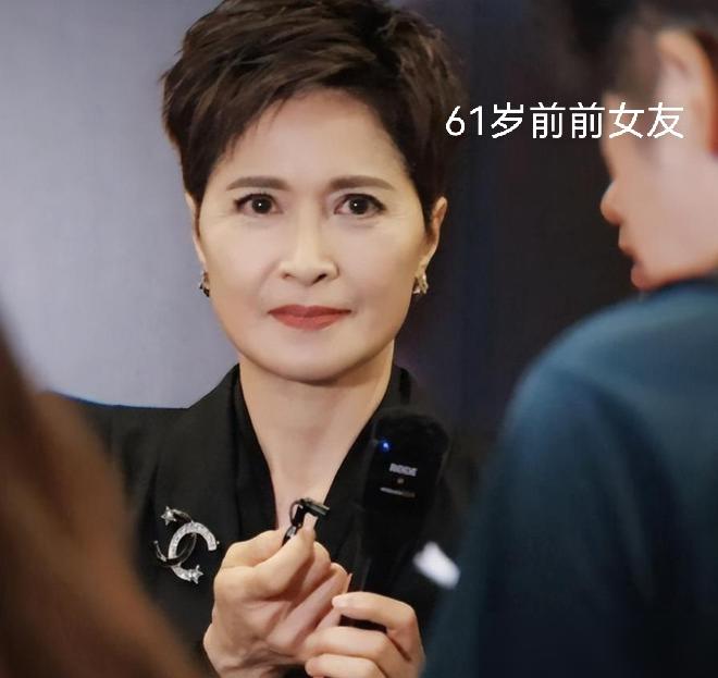 我靠！上周筲箕湾鱼蛋粉店，郑伊健把最后一颗鱼蛋夹给了满脸双下巴的蒙嘉慧！
你没