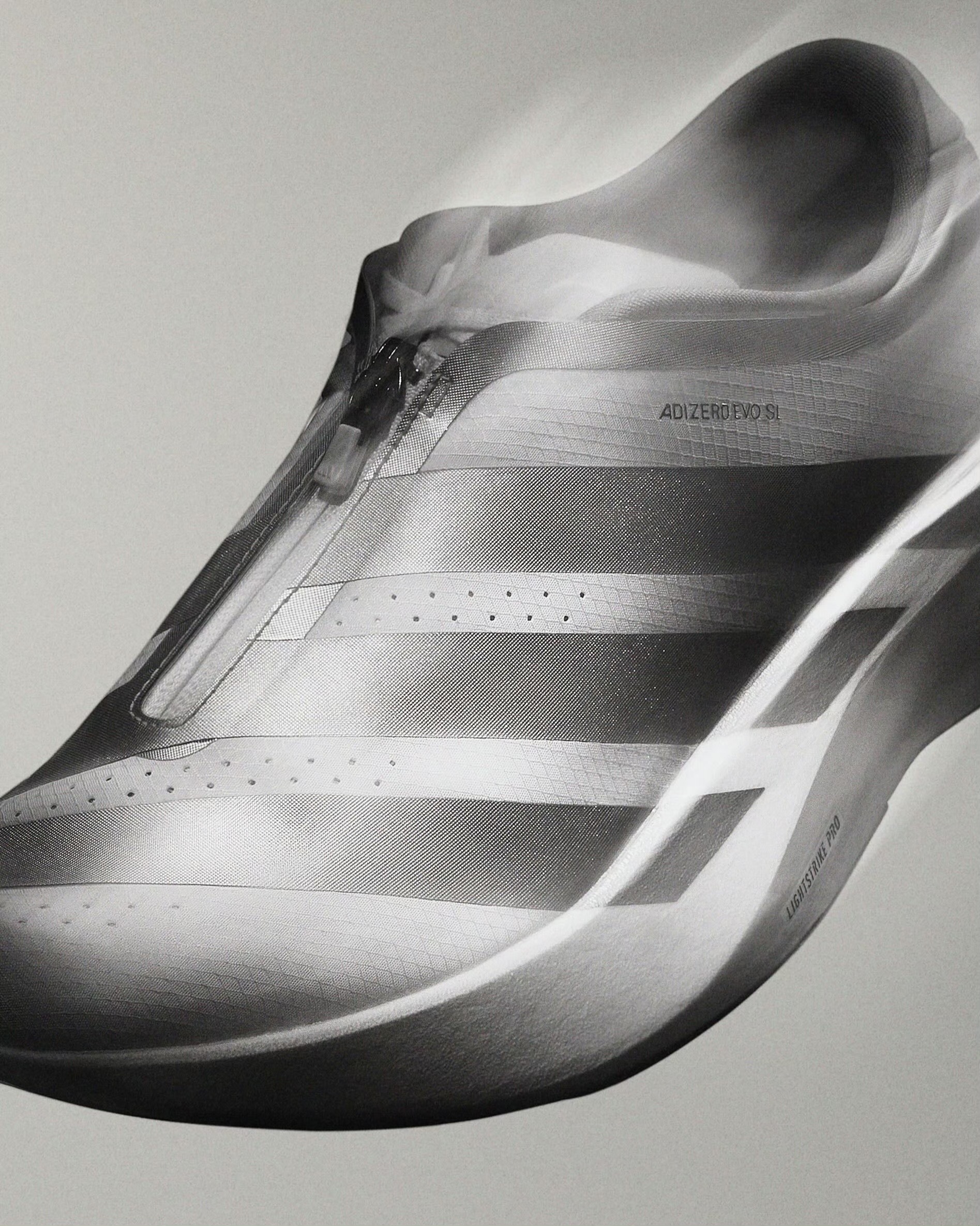adidas ADIZERO Evo SL Zip 释出。鞋面以拉链系统覆盖鞋带