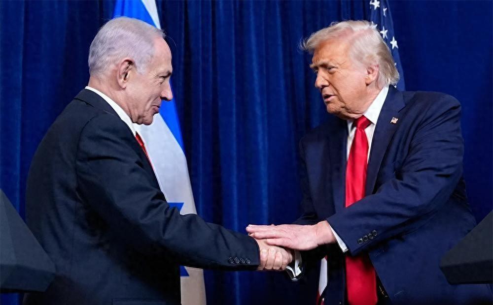 特朗普和内塔尼亚胡握手言欢的照片还挂在各家通讯社的快讯里，华盛顿的媒体人正忙着给