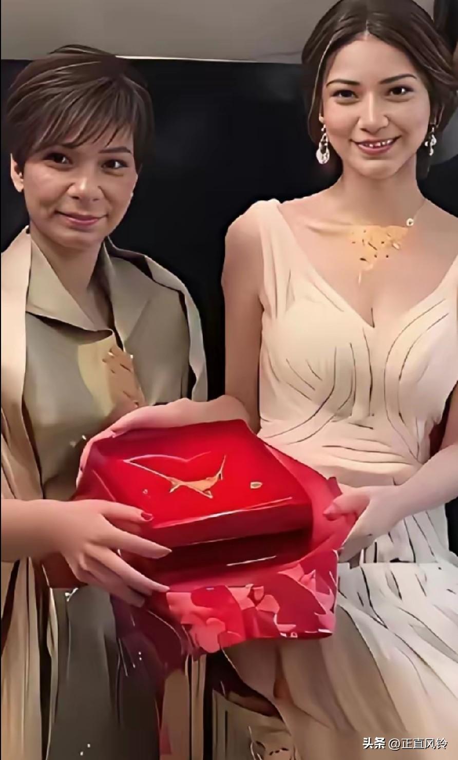 8年前这牙齿真是绝了，看来医美项目没少做，汪这两年在她脸上没少花，她妈面相是个狠