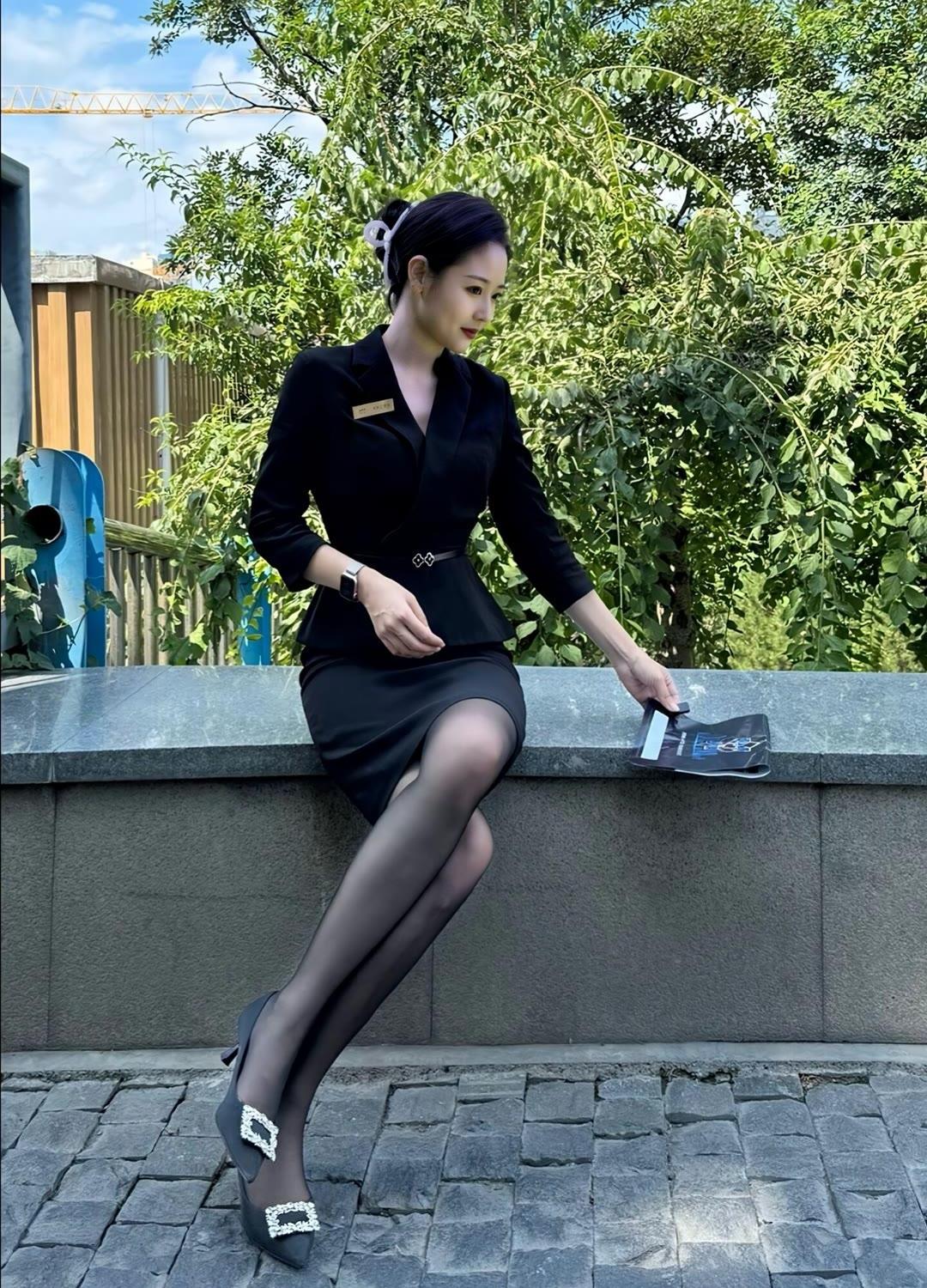 今日街拍，奢侈品销售美女